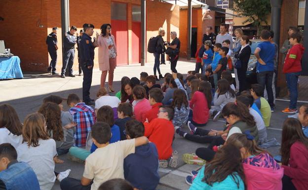 Un centenar de alumnos leoneses disfrutan de una visita a la Policía Nacional