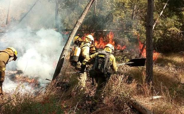 Un incendio permanece activo en Berlanga del Bierzo