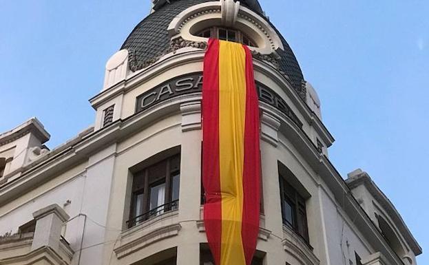 León sale en 'defensa' de España