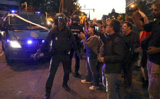 La Policía Nacional: «No perseguimos urnas ni ideas. Estamos aquí para restaurar la legalidad»