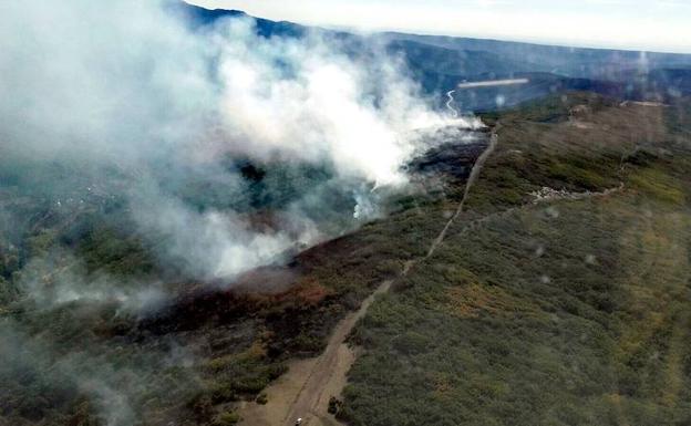 Los incendios de Barrios de Luna y Peranzanes continúan activos