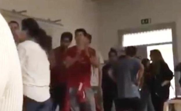 Una profesora de la Autónoma se enfrenta a unos alumnos pro referéndum que irrumpen en el aula
