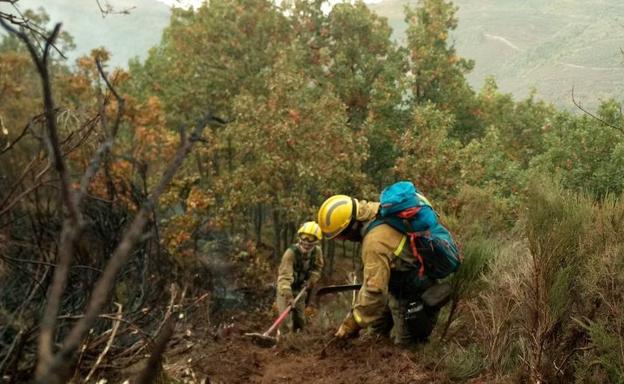 Dos incendios permanecen activos en Balboa y Barrios de Luna