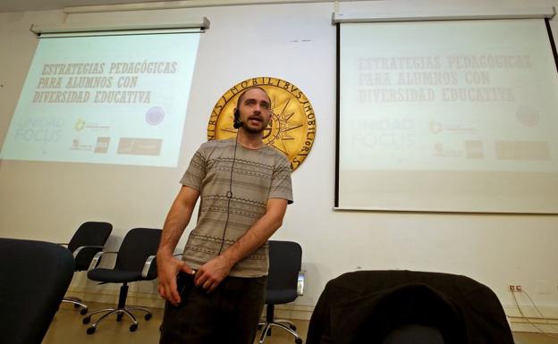 El director de la Unidad Focus de A Coruña, Javier Estévez, durante uno de los cursos sobre el síndrome de Trastorno por Déficit de Atención e Hiperactividad, TDAH, que se celebran en Ponferrada