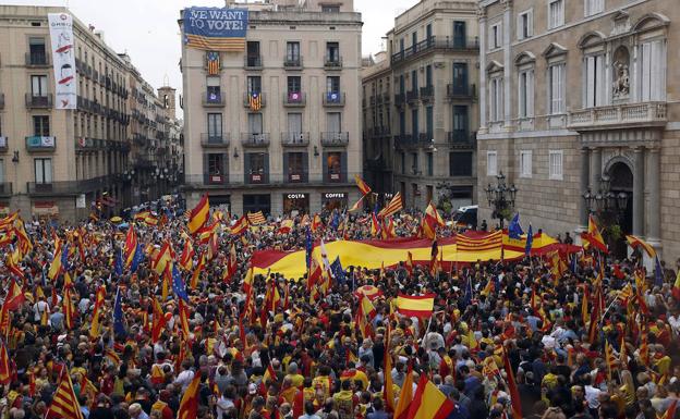 Miles de personas se manifiestan en Barcelona a favor de la unidad de España