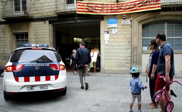 Solo 163 colegios de los 1.300 visitados por los Mossos están ocupados