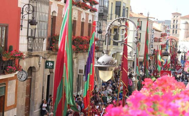 264 pendones y 47 carros engalanados empaparán de cultura leonesa a la capital este domingo