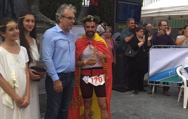 Jorge Sabugo besa a Leónidas en la meta de la Spartathlon