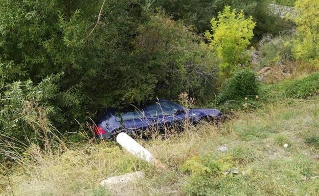 Un joven se precipita al río con su coche en Ciñera y resulta ileso