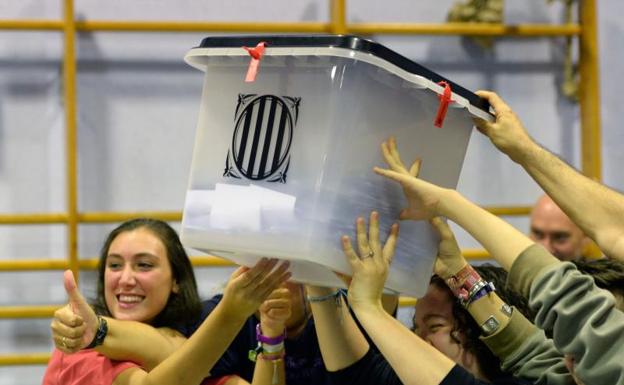 Rajoy ofrece diálogo y Puigdemont se lanza a la declaración de independencia