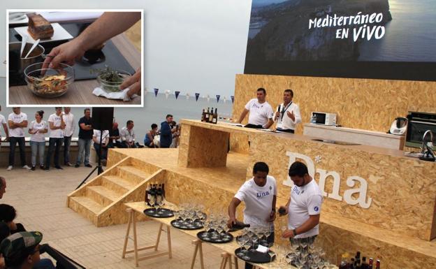 Una mesa junto al mar