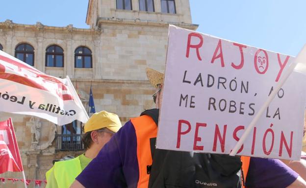 Medio millar de leoneses participan en la Marcha por una Pensión Digna que ha llegado a León capital