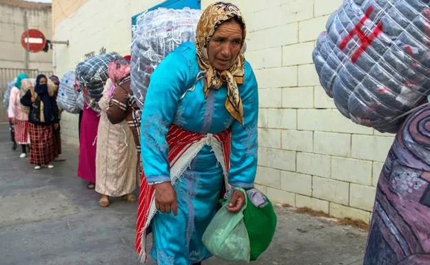 Entre Marruecos y Ceuta, la labor agotadora de las 'mujeres mulas'