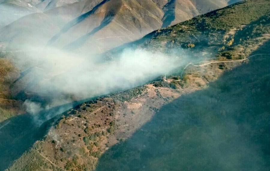 Numerosos medios trabajan en la extinción de dos incendios en Llamas de Cabrera y Vega de Valcarce