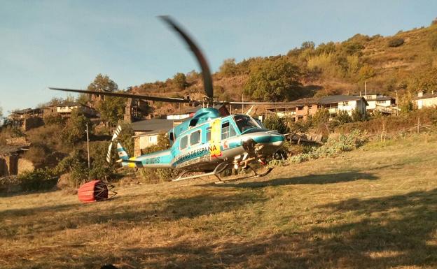 Medios de extinción trabajan en un incendio originado este lunes en Las Médulas