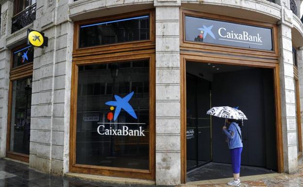 CaixaBank y Sabadell sacarán también de Cataluña la sede fiscal