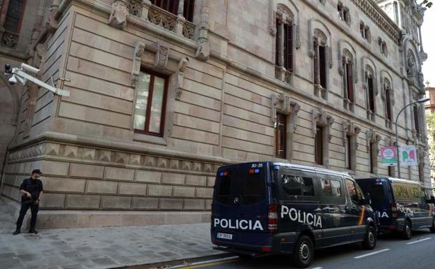 Interior ordena los primeros «relevos» de agentes para garantizar la presencia masiva en Cataluña