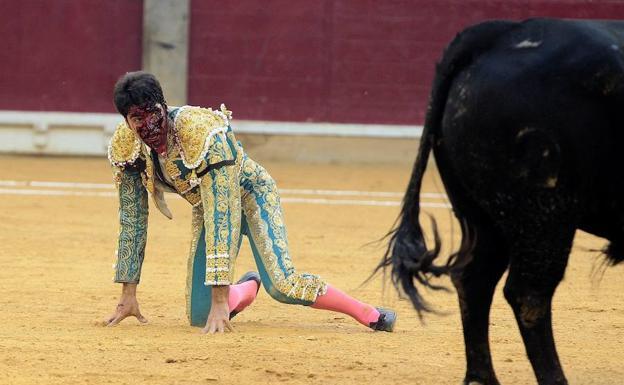 Grave cornada a Cayetano Rivera en Zaragoza