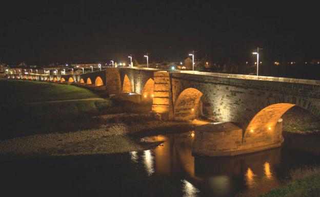 El puente de Hospital de Órbigo se tiñe de naranja en el día mundial de la Salud Mental