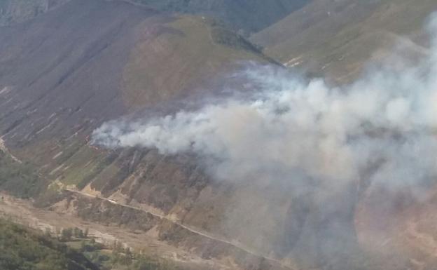 Sigue activo el incendio de Matalavilla, que afecta a una zona de osos