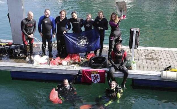 Bucedores leoneses retiran 90 kilos basura del mar de Llanes