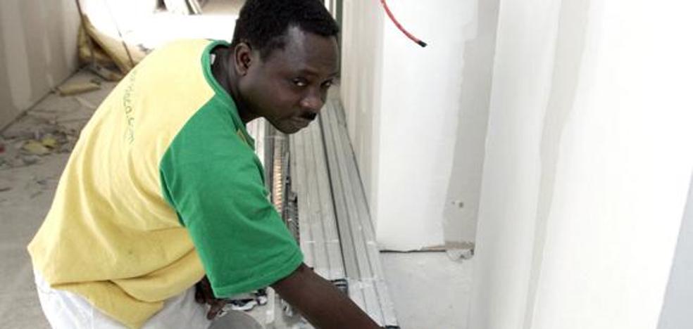 León rompe cinco años a la baja en el colectivo de extranjeros ‘con papeles’ y gana 390 en 12 meses