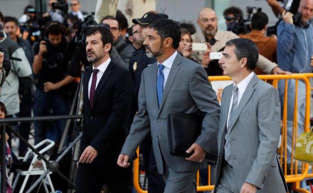 La juez deja en libertad a Trapero pero le prohíbe salir del país