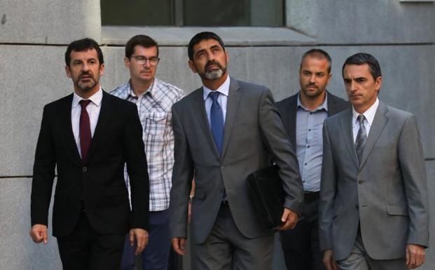 Trapero es ovacionado al llegar a su comisaría tras declarar por sedición