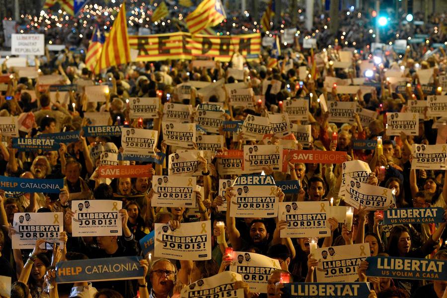 Unas 200.000 personas protestan en Barcelona por encarcelamiento de Sànchez y Cuixart