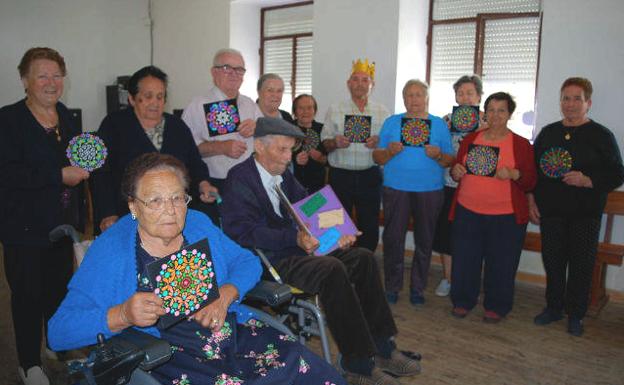 Los mayores de la Sequeda, la Vega y la Valduerna se reúnen en la escuela para seguir aprendiendo