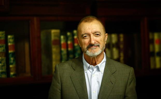 Pérez-Reverte gana el Premio Internacional Barcino de Novela Histórica