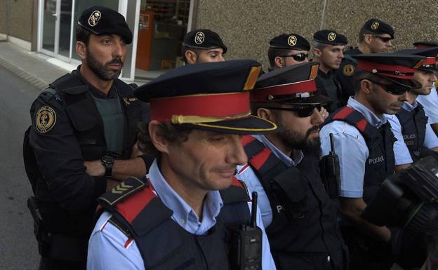 La Guardia Civil entra en una comisaría de los Mossos en Lérida