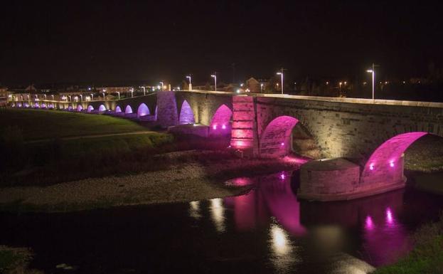 El puente de Hospital de Órbigo se suma al rosa