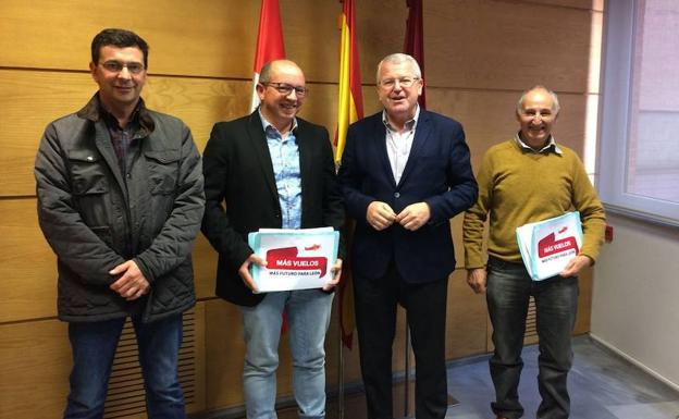 Los parlamentarios del PP de León reciben a la plataforma 'Más vuelos. Más futuro para León'