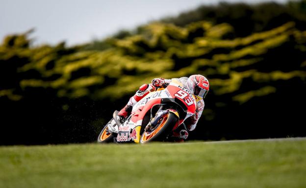 Márquez aprieta en un mal día para Dovizioso