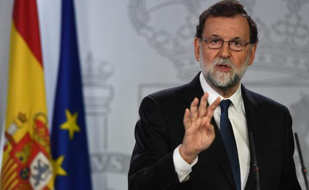 Rajoy plantea el cese del Govern y la convocatoria de elecciones en Cataluña en seis meses