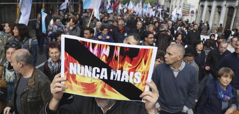 Miles de personas se manifiestan contra los incendios y piden la dimisión de Feijóo