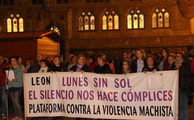 El silencio recuerda a una nueva víctima de la violencia de género en un triste Lunes sin sol