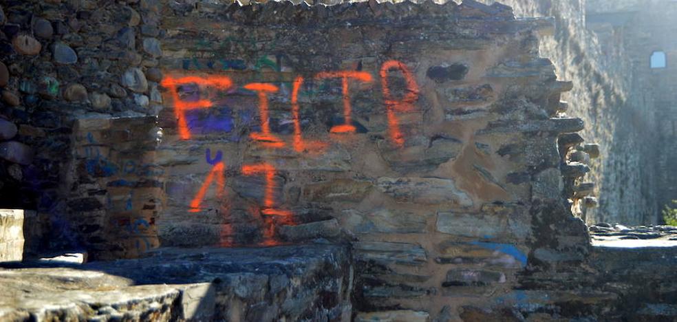 La Policía de Ponferrada investiga la aparición de varias pintadas en el exterior del Castillo de los Templarios