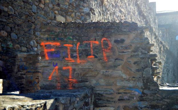 La Policía de Ponferrada investiga la aparición de varias pintadas en el exterior del Castillo de los Templarios