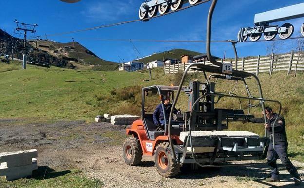 Pajares prueba sus remontes y cañones para intentar abrir la temporada el 30 de noviembre