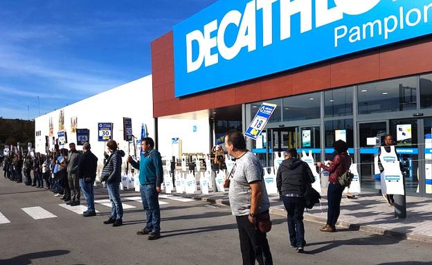 El sindicato LAB presiona a Decathlon Navarra para evitar el traslado del centro logístico a León