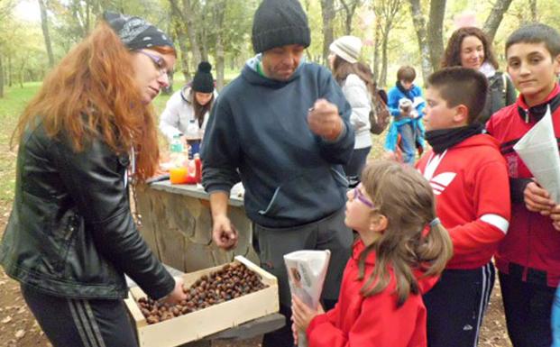 Tradiciones, cuentacuentos y conferencias centran el Magosto Ambulante de La Cabrera