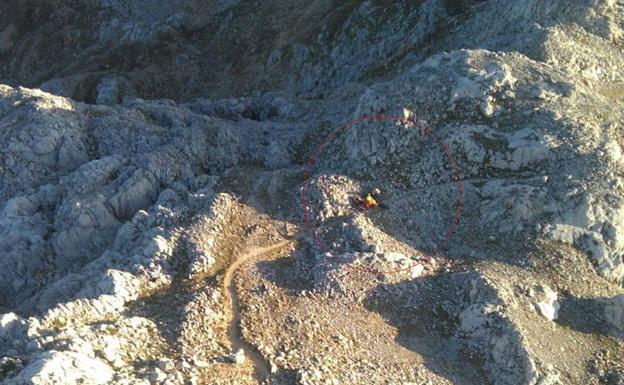 Evacúan a un montañero indispuesto en el Camino del Burro de Oseja de Sajambre