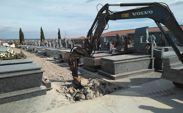 La Junta Vecinal de Trobajo del Camino concluye las obras de pavimentación del cementerio