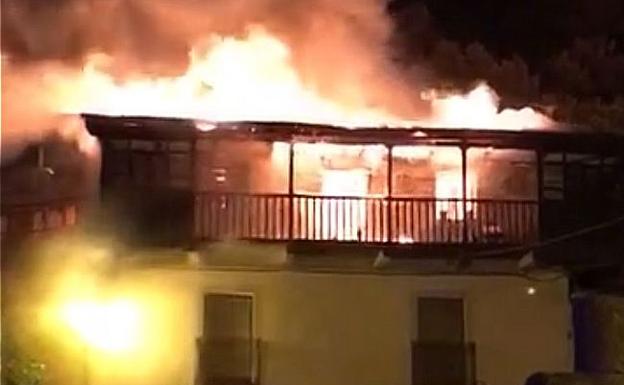 Un incendio calcina dos viviendas en la localidad ponferradina de Valdefrancos