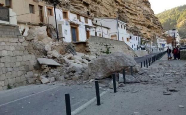 Una enorme roca aplasta dos viviendas en un pueblo de Albacete