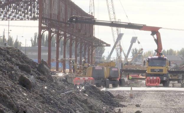 La integración del AVE alcanza ya el antiguo paso a nivel del Crucero y hace visible el túnel hacia el sur