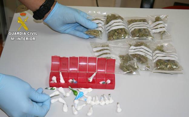 La Guardia Civil detiene a tres personas por tráfico de drogas y desmantela dos puntos de menudeo en Navatejera y León