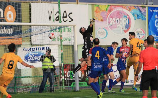 El árbitro 'birla' dos puntos a la Ponferradina